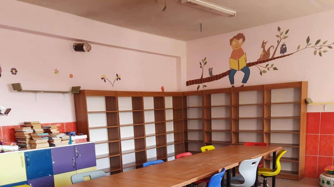 Kütüphanesiz Okul Kalmasın projesi 