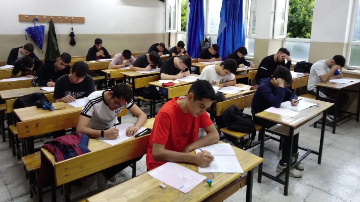 Okulumuz Anadolu Teknik Programı 12 Akademik Sınıfı öğrencilerimiz bugün birincisi uygulanan TYT deneme sınavına girdiler.